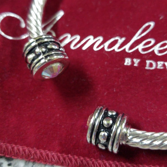 Fashion Jewelry Bracelet w/sparkling faux stones - Picture 3 of 6